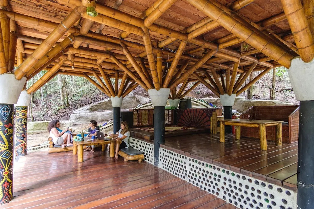 Universo Pol Bamboo Hostel