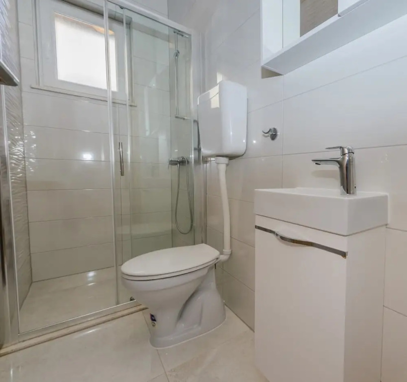 Spacious Apartment w Patio 40m From the Beach