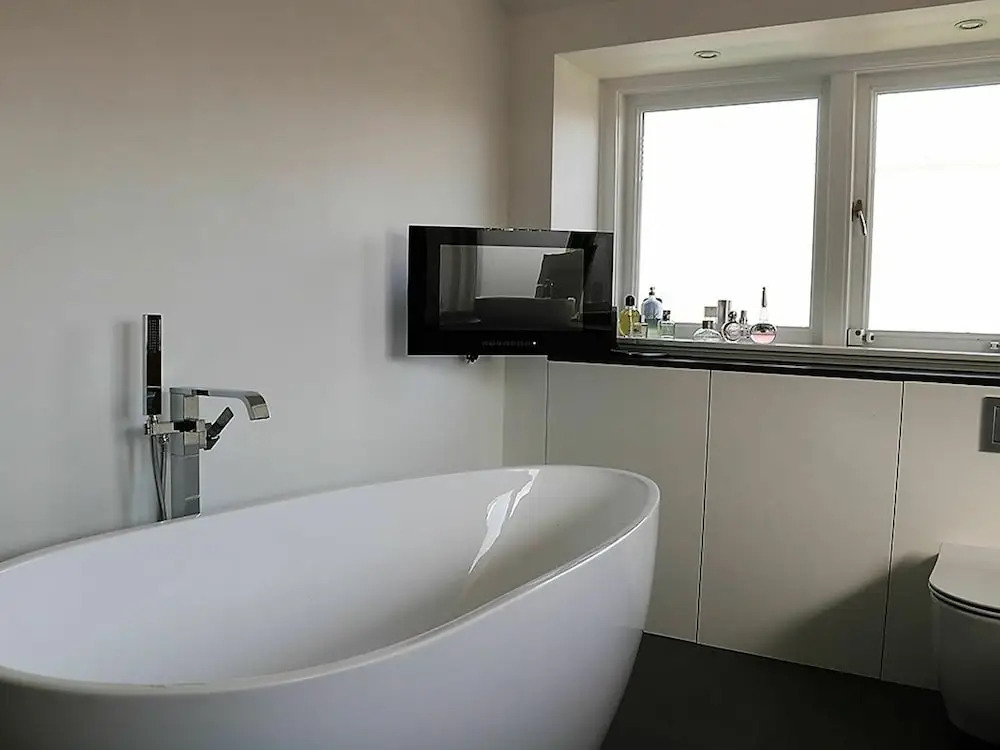 Picturesque Family House in Nice Area, Ideally Located Between Town And Beach