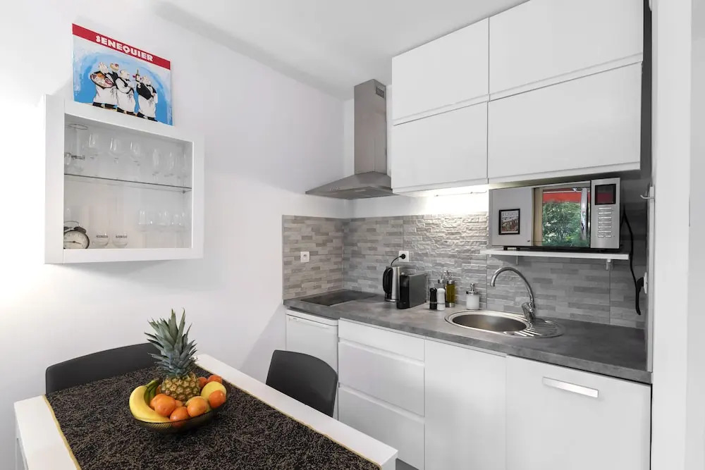 Appartement 2 pièces au calme proche Martinez avec parking privé