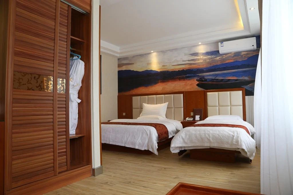 Golden Moon Business Hotel