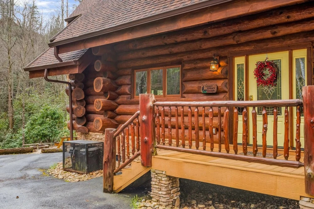 Aiden's Escape - 4 Br cabin by RedAwning