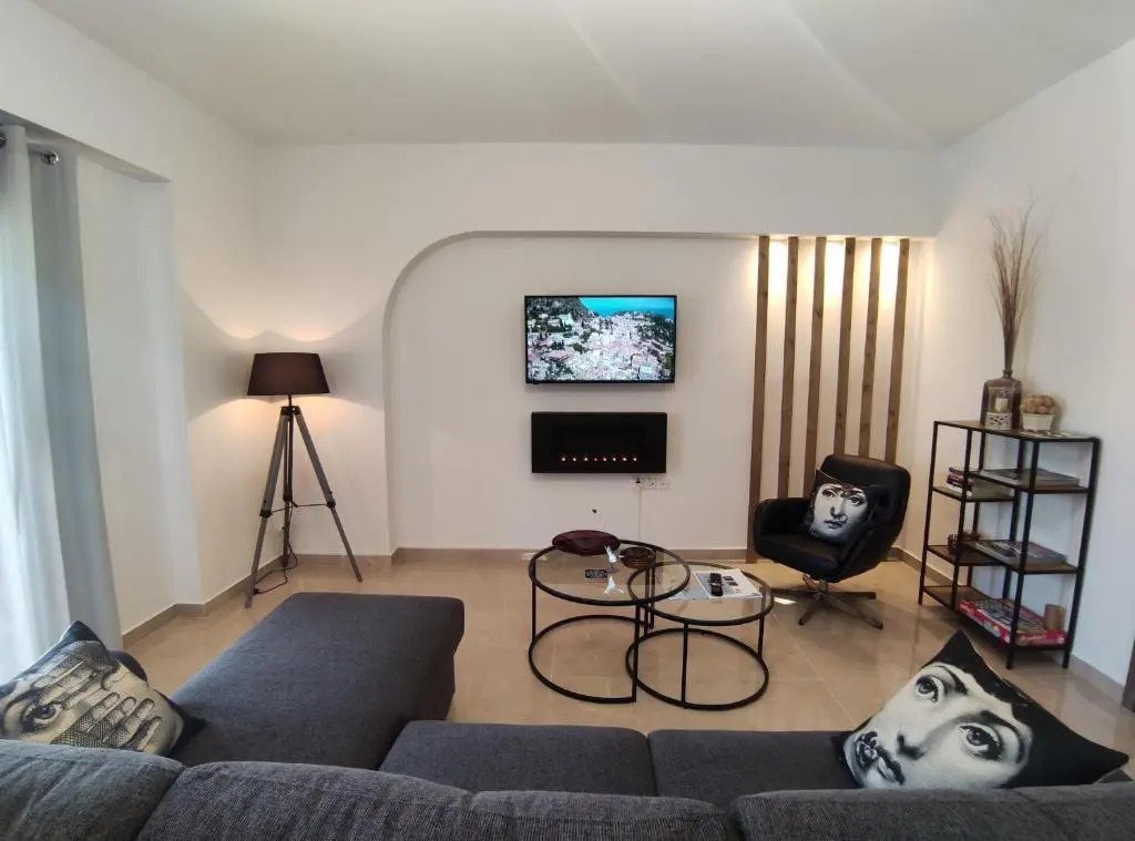 Grey Swan - Modern & Stylish apartment with Private Parking