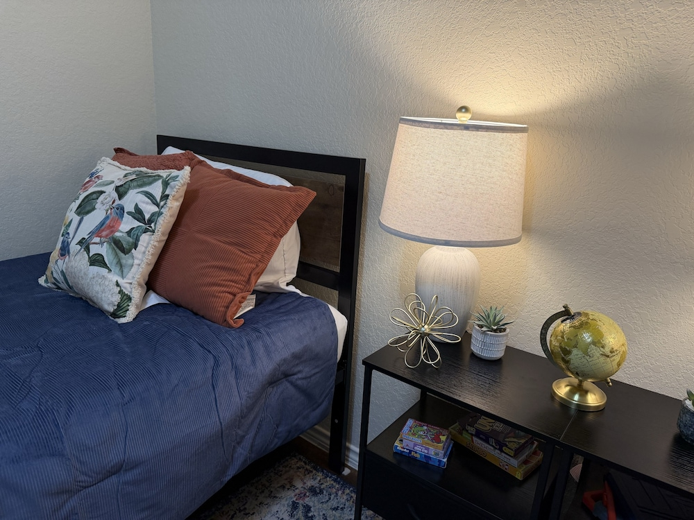 Pet-Friendly 3BR Fire Pit & Games Near Sea World