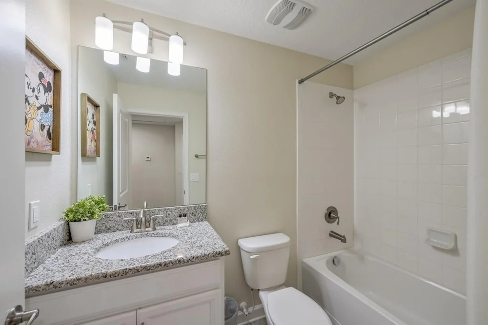 Luxury Storey Lake Retreat - Spacious Disney-near