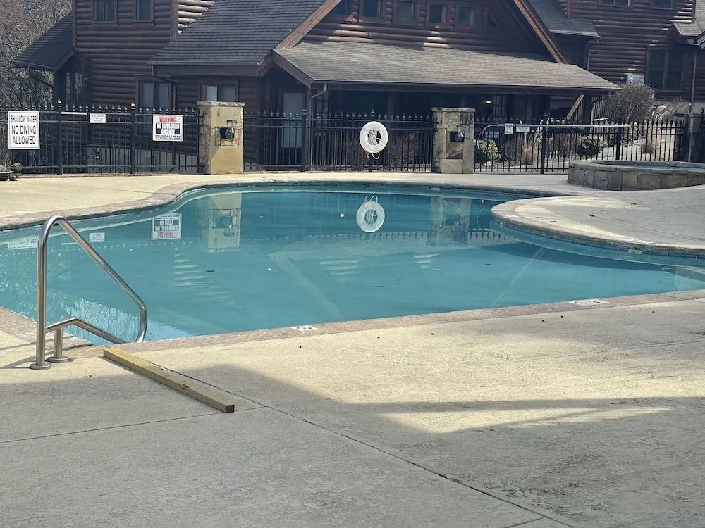 Smoky Mountain Bearadise w Pool.