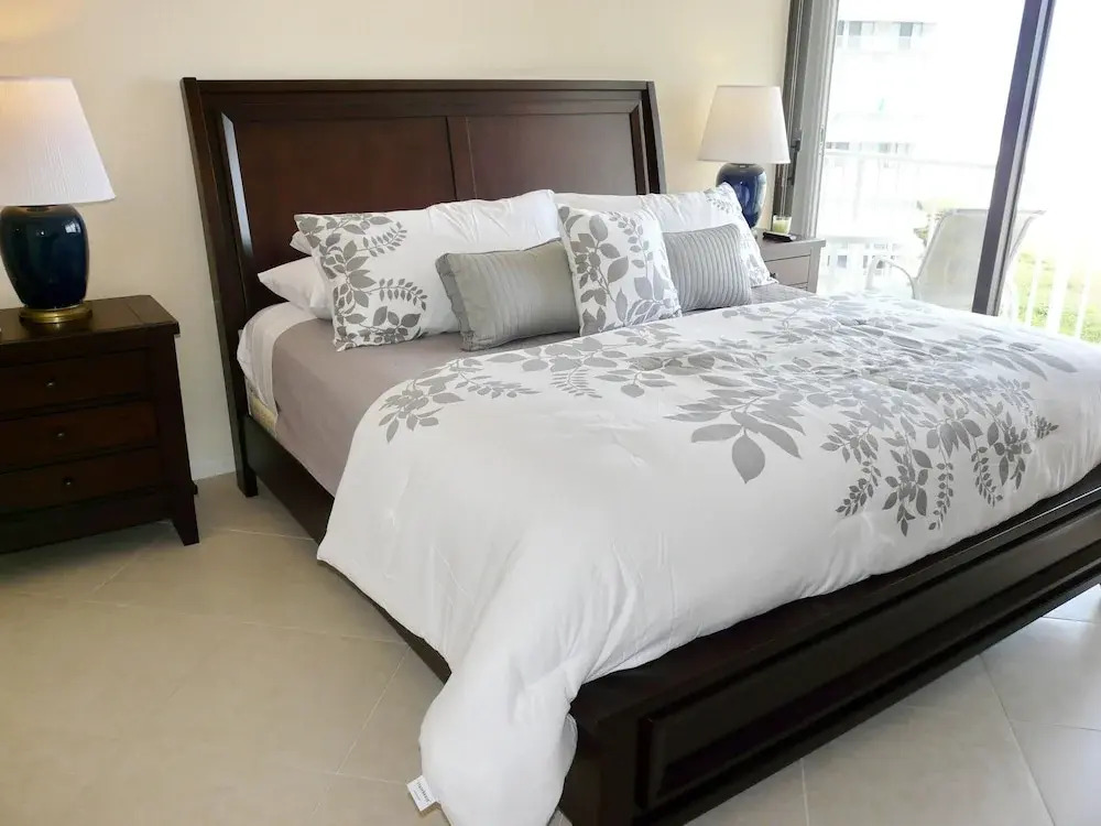 Eye-catching Beachfront Condo With Pool and Nice Views