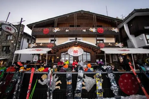 The Dragon Hotel & Thistles Pub