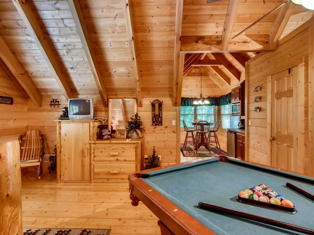 Tomahawk Lodge 3 Bedroom Cabin by RedAwning