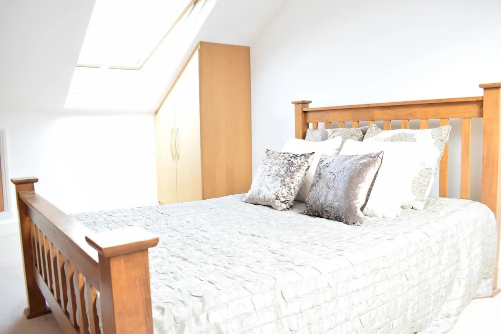 5 Bedroom House With Riverside View