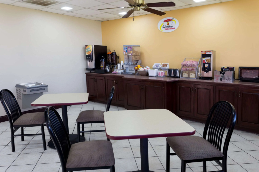 Super 8 by Wyndham Indianola