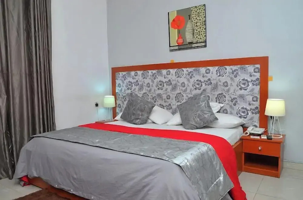 Royal Vantage Hotel and Suites