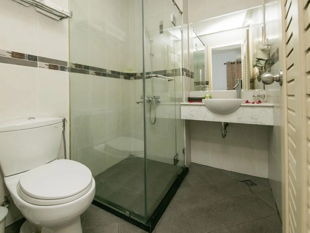 Quy Hung Hotel And Spa Central