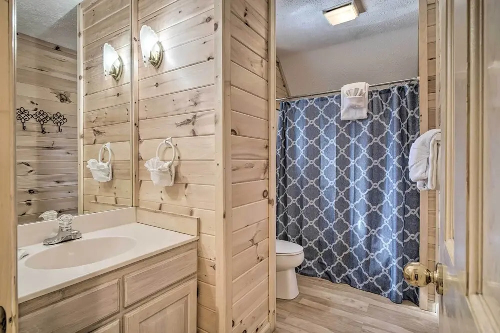 Hot Tub & Private Deck: Rustic Pigeon Forge Cabin