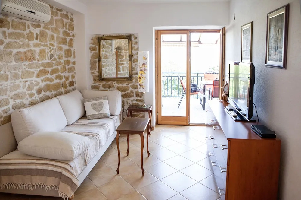 A1 - apt w. Terrace, Just 3 min Walk to the Beach