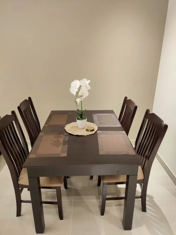 SuperHost - Downtown Apartment With Charming Park Views