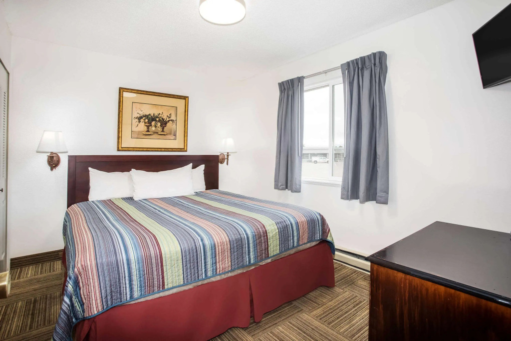 Travelodge by Wyndham Colorado Springs Airport - Peterson SFB