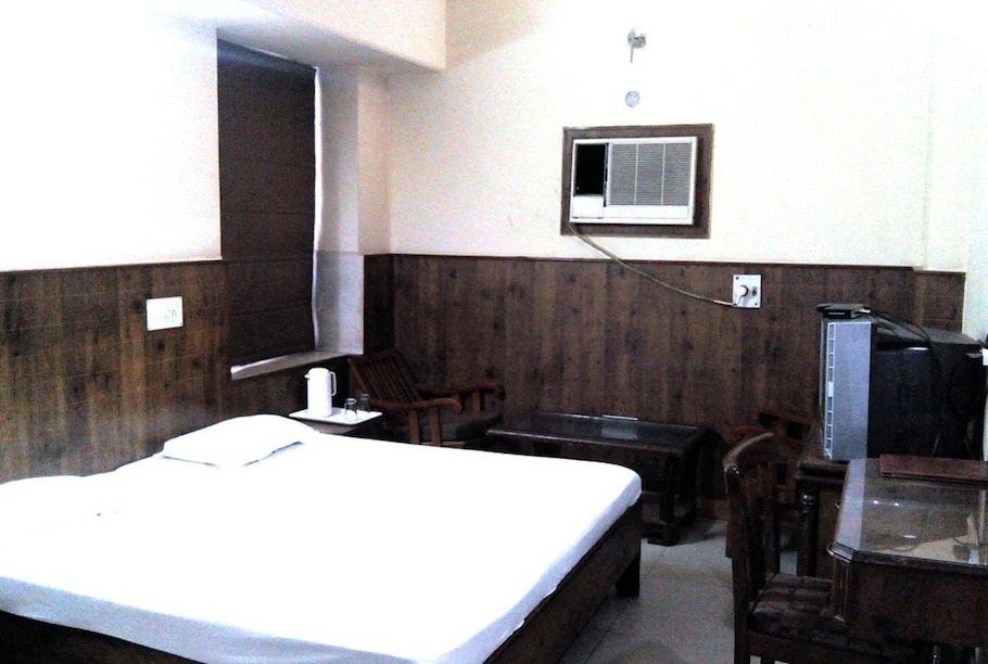OYO 4064 Maharaja Hotel