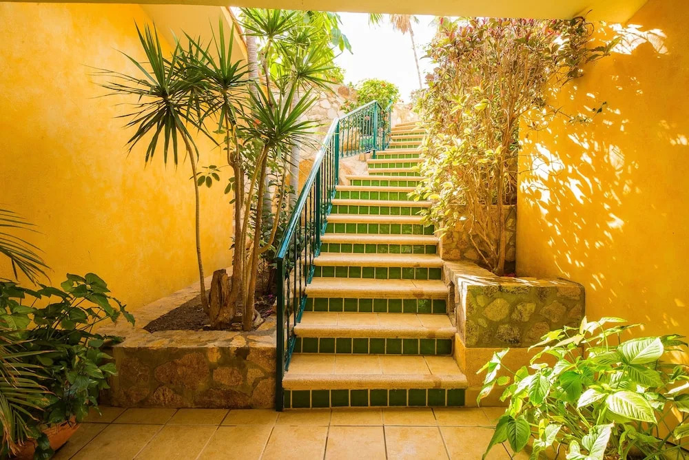Walk to Cabo Marina & Downtown: Villa Mira Flores