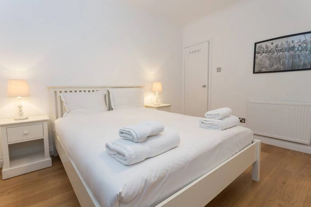 Spacious 2 Bed Flat by Hyde Park