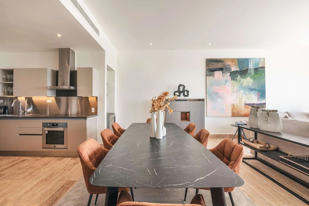 2br Apartment With Balcony and Views