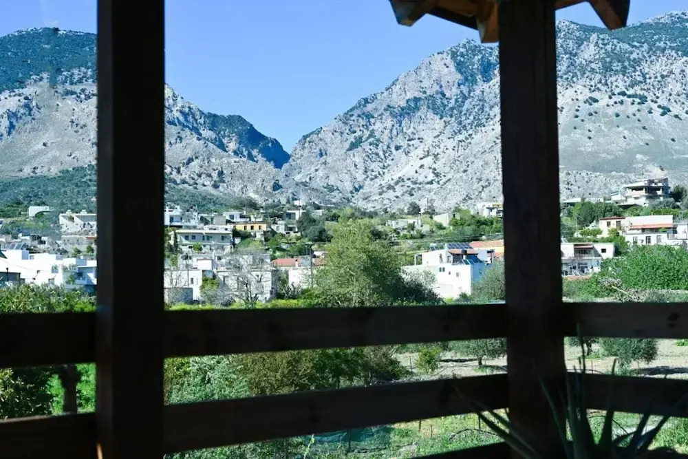 Zaros Traditional House - Private Hot Tub Retreat