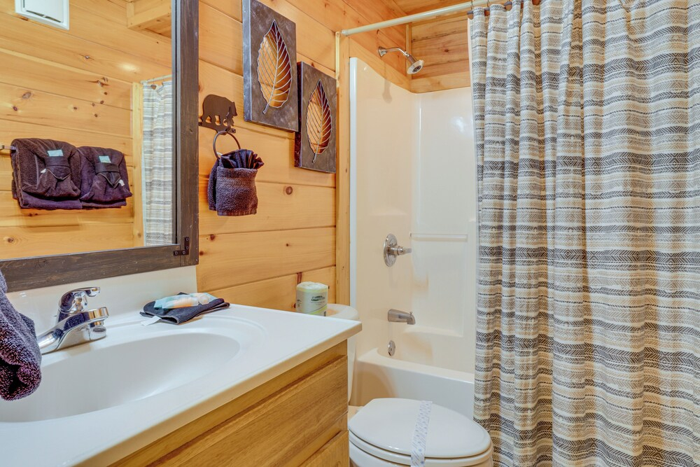 Family Haven w/ Hot Tub! 5 Mi to Dtwn Pigeon Forge