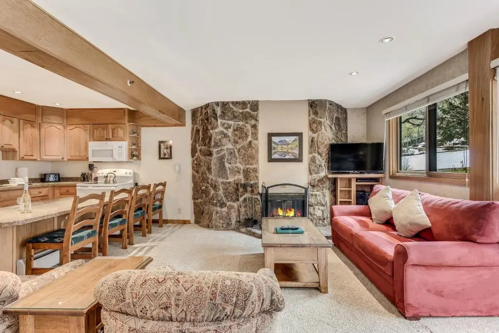 Laurelwood Condominiums Studio Premier Unit 407