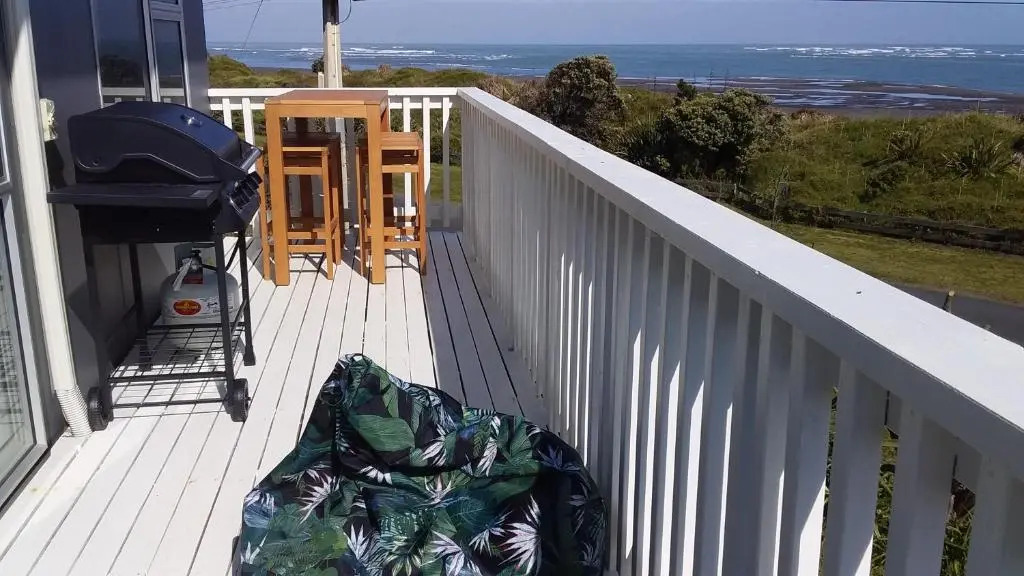 Karoro - laid-back bach with epic views
