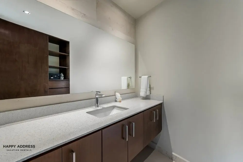 Relaxing 2BR in downtown new building by Happy Address