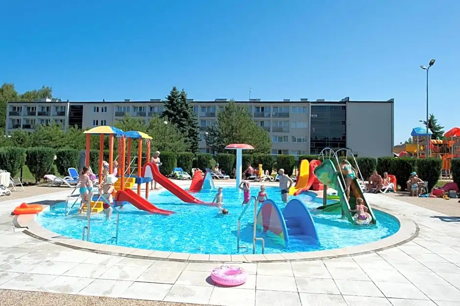 Zem-Tourist 250M OD MORZA, ODKRYTY BASEN, PLAC ZABAW, PARKING, WYŻYWIENIE