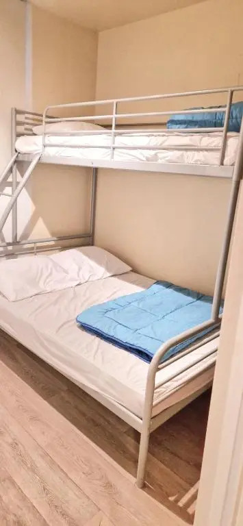 Ruim authentiek gelijkvloers appartement op wandelafstand van de zee