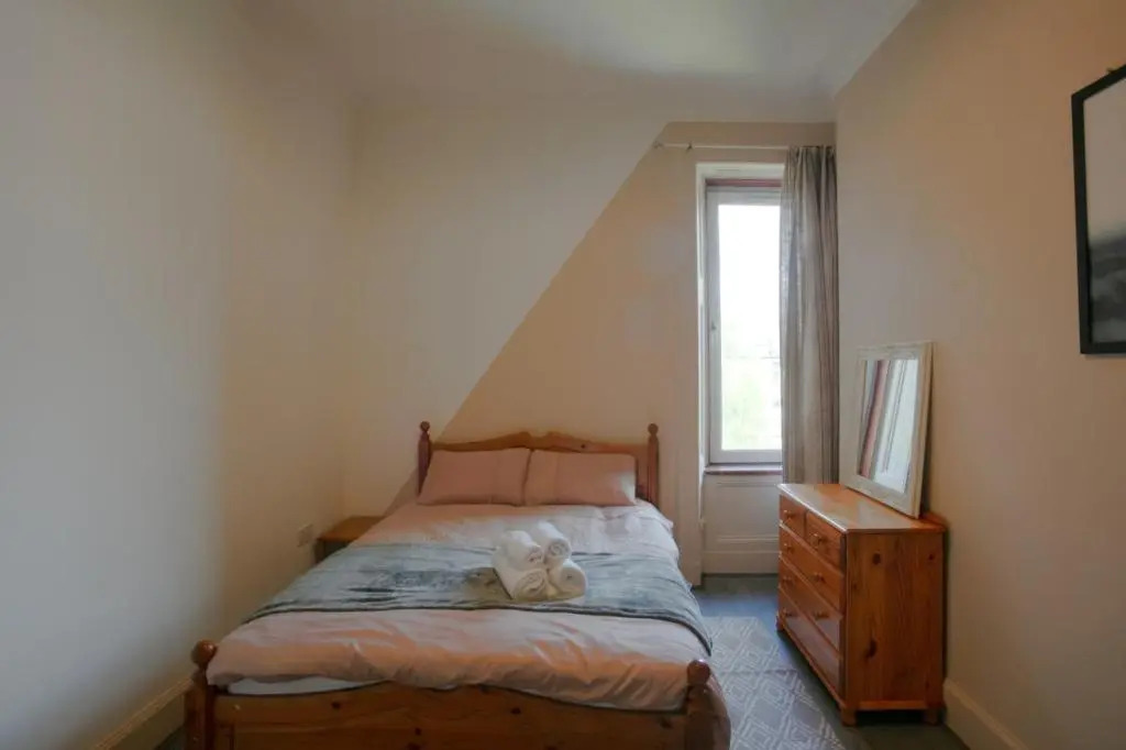 Spacious 3-Bed Apartment for Small Large Groups Close to BBC SSE Central Glasgow West End Free Parking