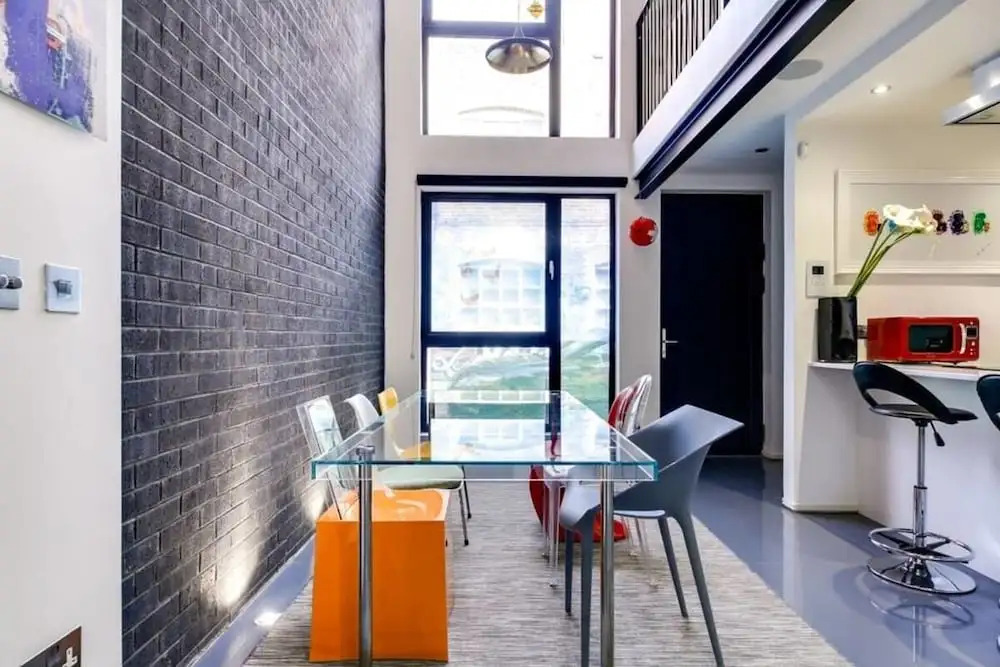 Stylish 2 bed 3 Storey House With Mezzanine