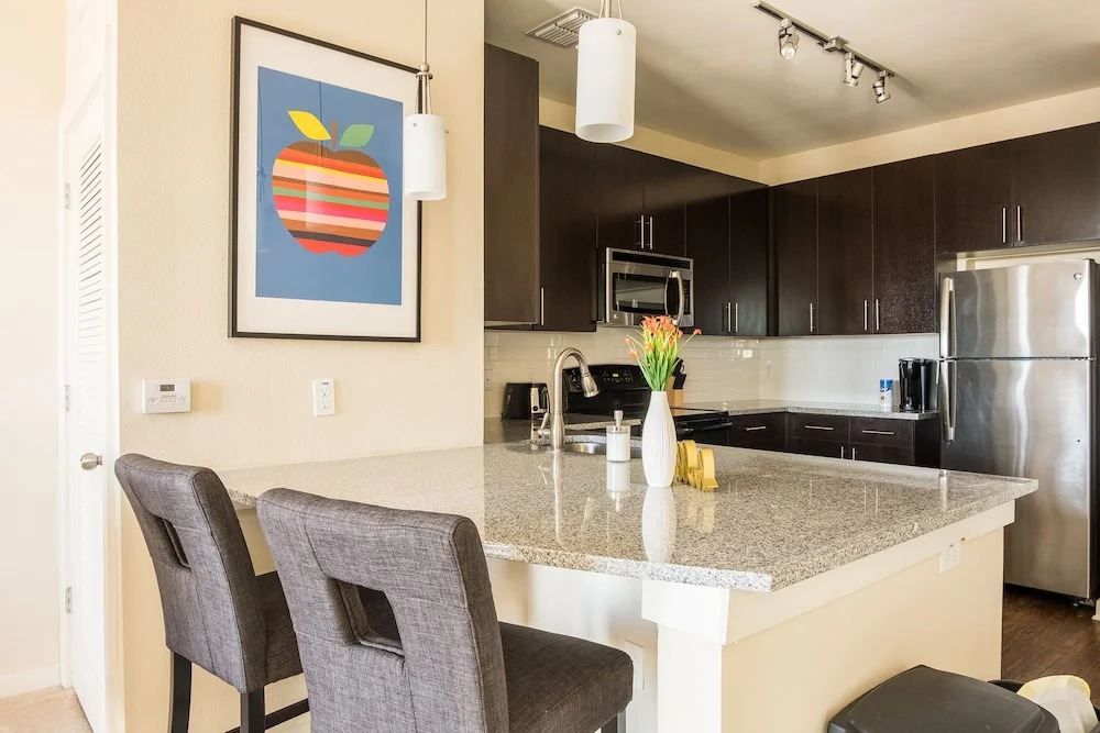 SoHo 1 BR with Balcony by Frontdesk