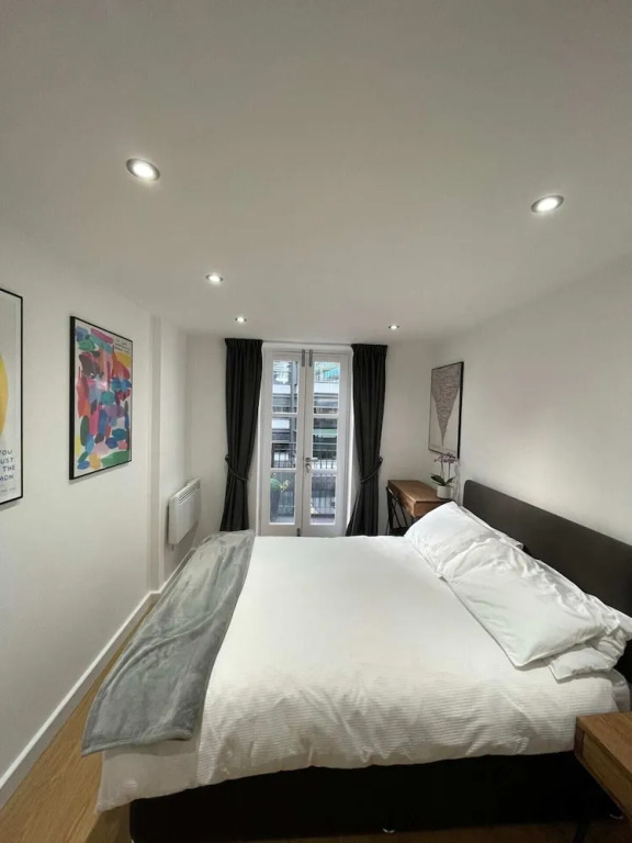 Stunning 3BD Maisonette W/balcony - Old Street!