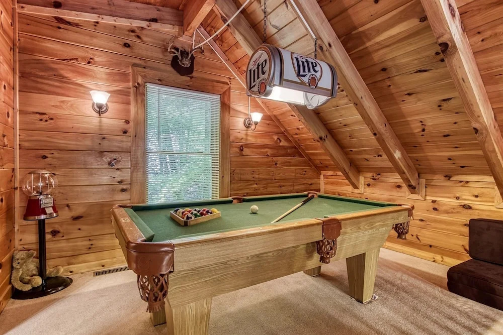 Cupid's Hideaway - Convenient To Downtown Gatlinburg And The National Park! 1 Bedroom Cabin by RedAwning