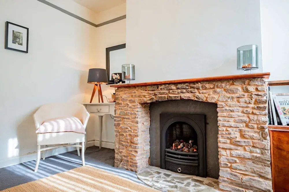 Host Stay Over the Bridge Cottage