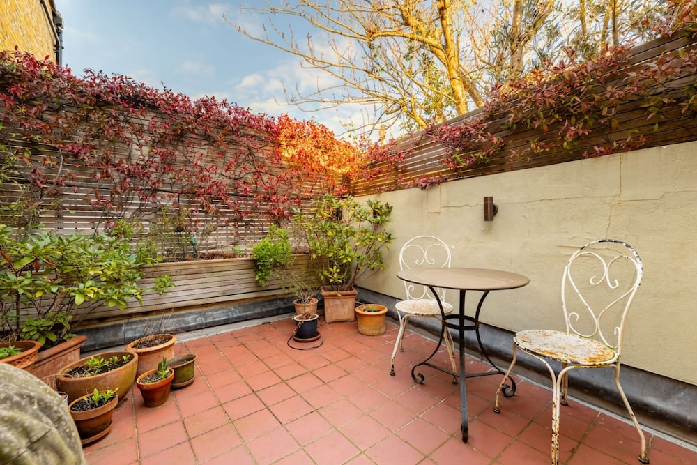 A Gentle Riverside Charm 2 Bedroom Mews House