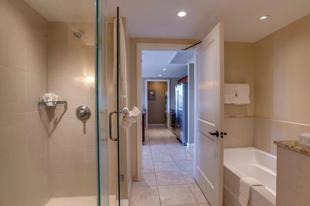 K B M Resorts- Hkk-816 Over-sized 1bdrm, 690 sq. Ft., Easy Pool and Beach Access, Remodeled!