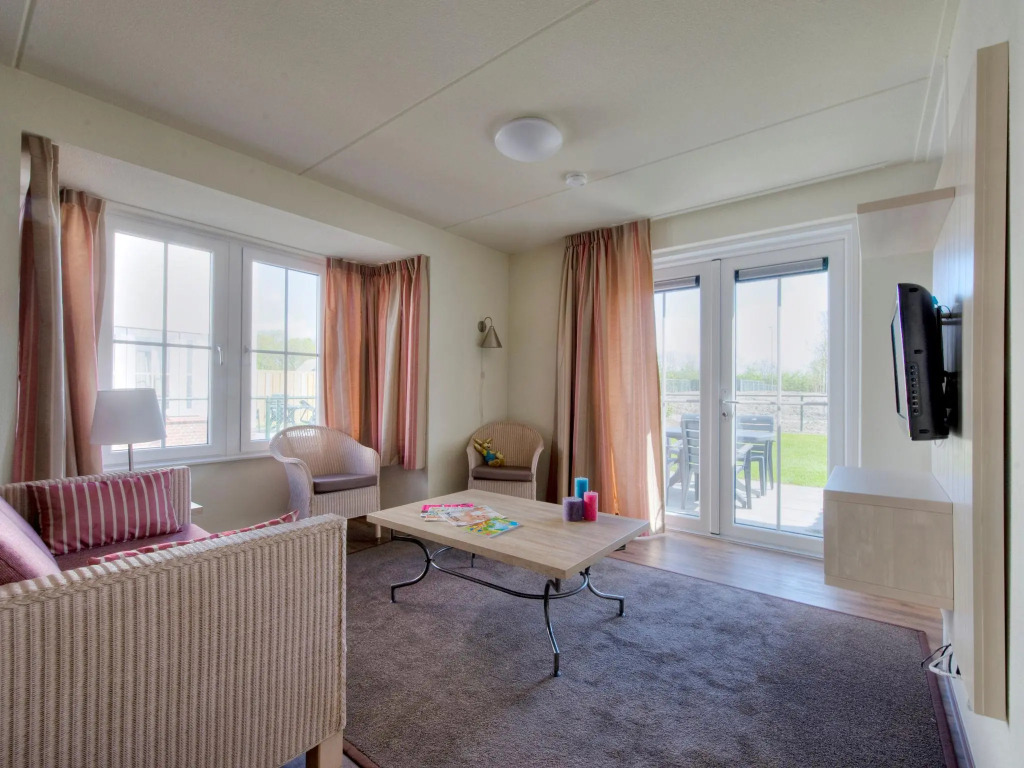 Spacious detached villa with washing machine, beach at 400m.