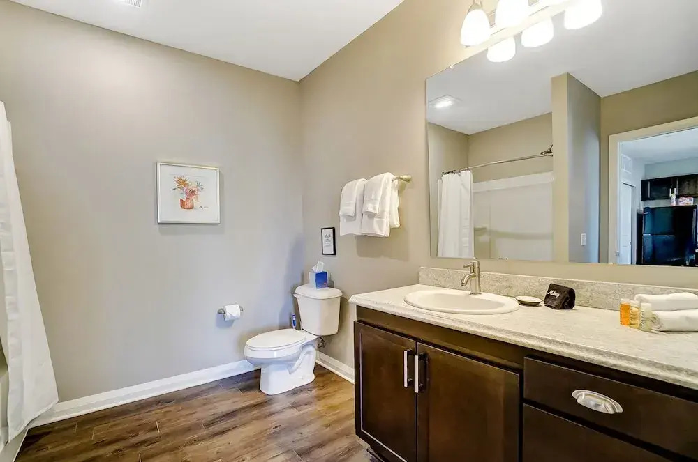 Downtown Designer 2BR Parking W D Gym Pool
