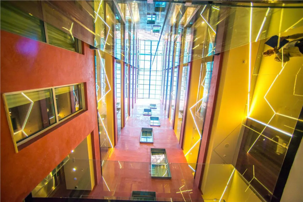 Arya Stadium Hotel