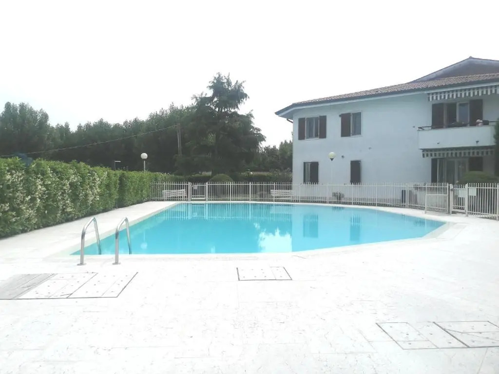 Appartamento a Peschiera del Garda con piscina ID I00538
