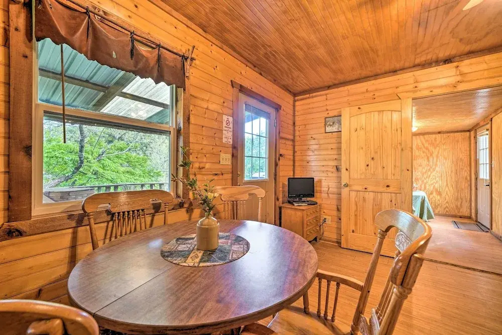 'cedar Falls Cabin 5': 1/2 Mile to Turner Falls
