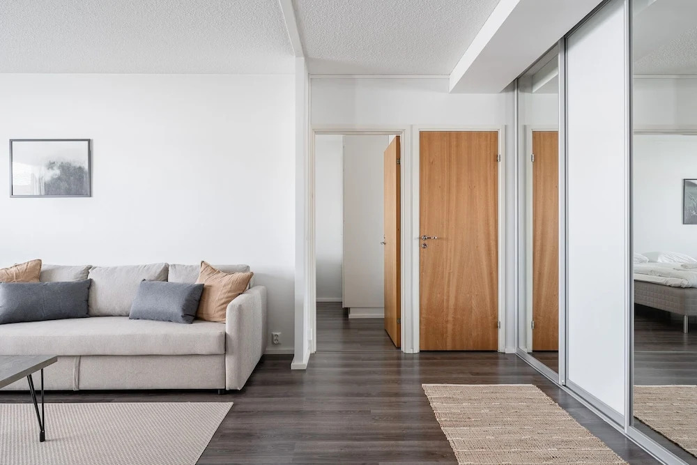 1BR next to Railway Station & Nokia Arena