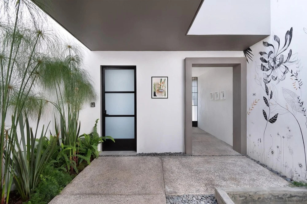 Modern Studio Apartment With Garden Entry