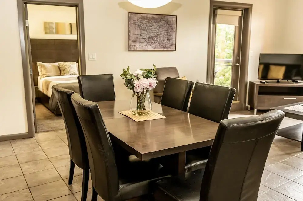 Bright Corner Apartment w/ Lake View #418