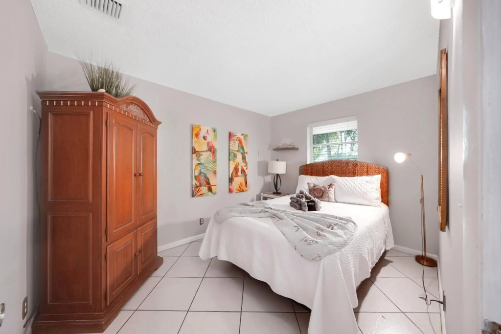 21 apartment 1 blk from beach unit 3
