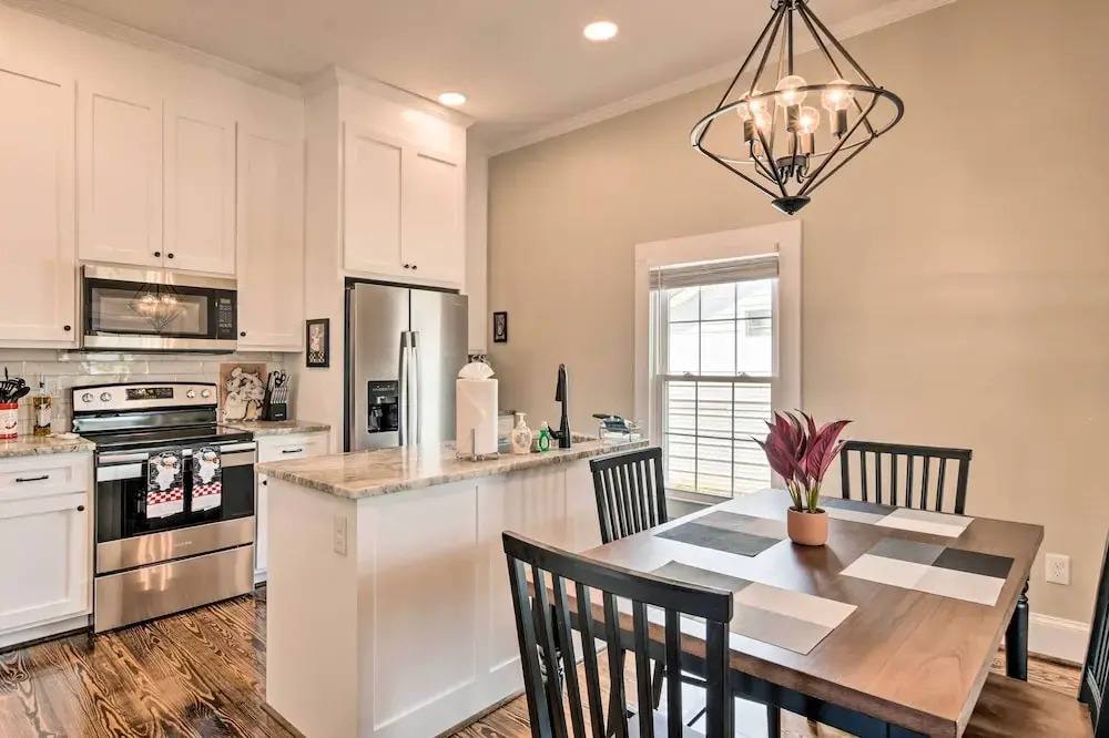 Ideally Located 'penne Place' w/ Deck & Grill